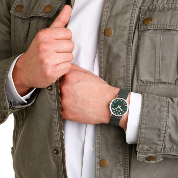 Mondaine Classic 36mm cadran vert bracelet textile – Image 3